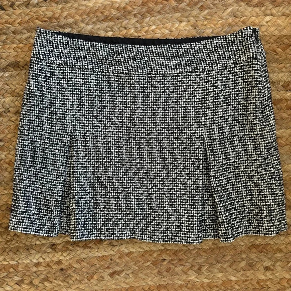 Express Size 10 Black and White Pleated Mini Skirt - Picture 1 of 5